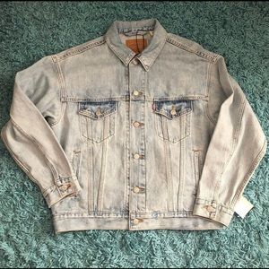 New! Levis oversized trucked Jean Jacket